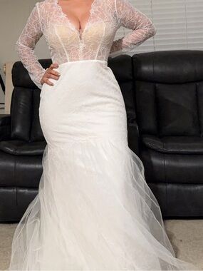 Vera Wang White Lace Long-Sleeve Bridal Gown